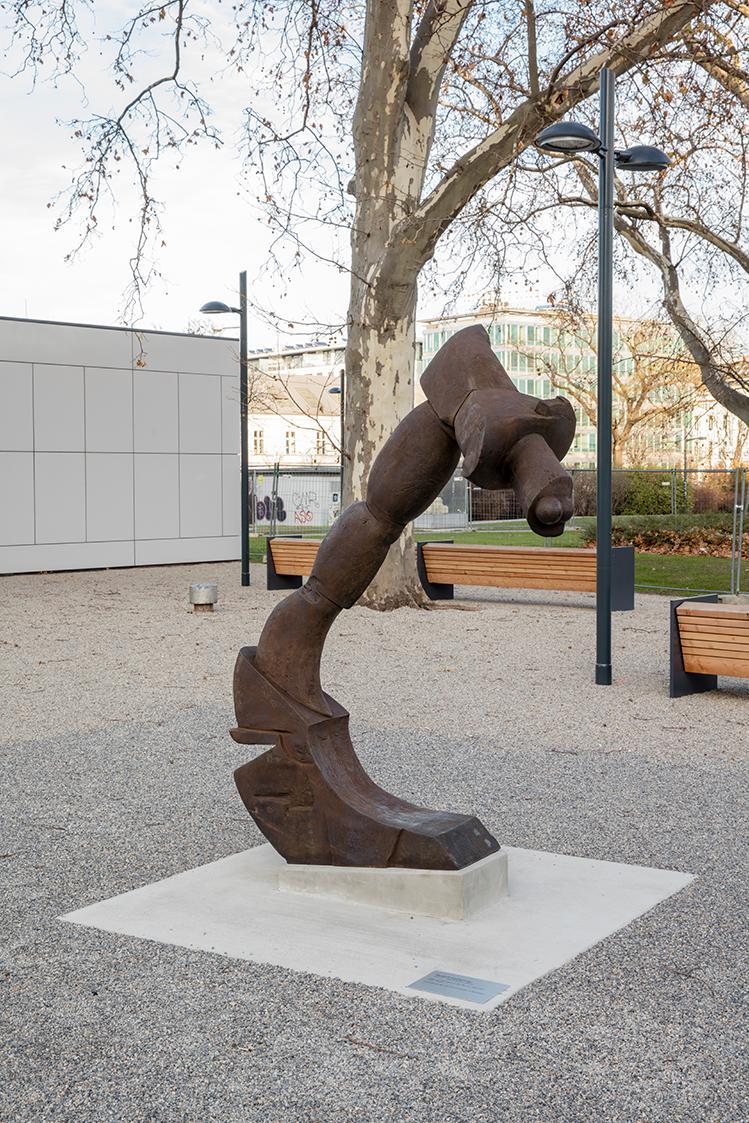 Rudolf Hoflehner, Figur 97 "Der Sturz", 1966–1967, Stahl, massiv, 225 × 200 cm, Artothek des Bu ...