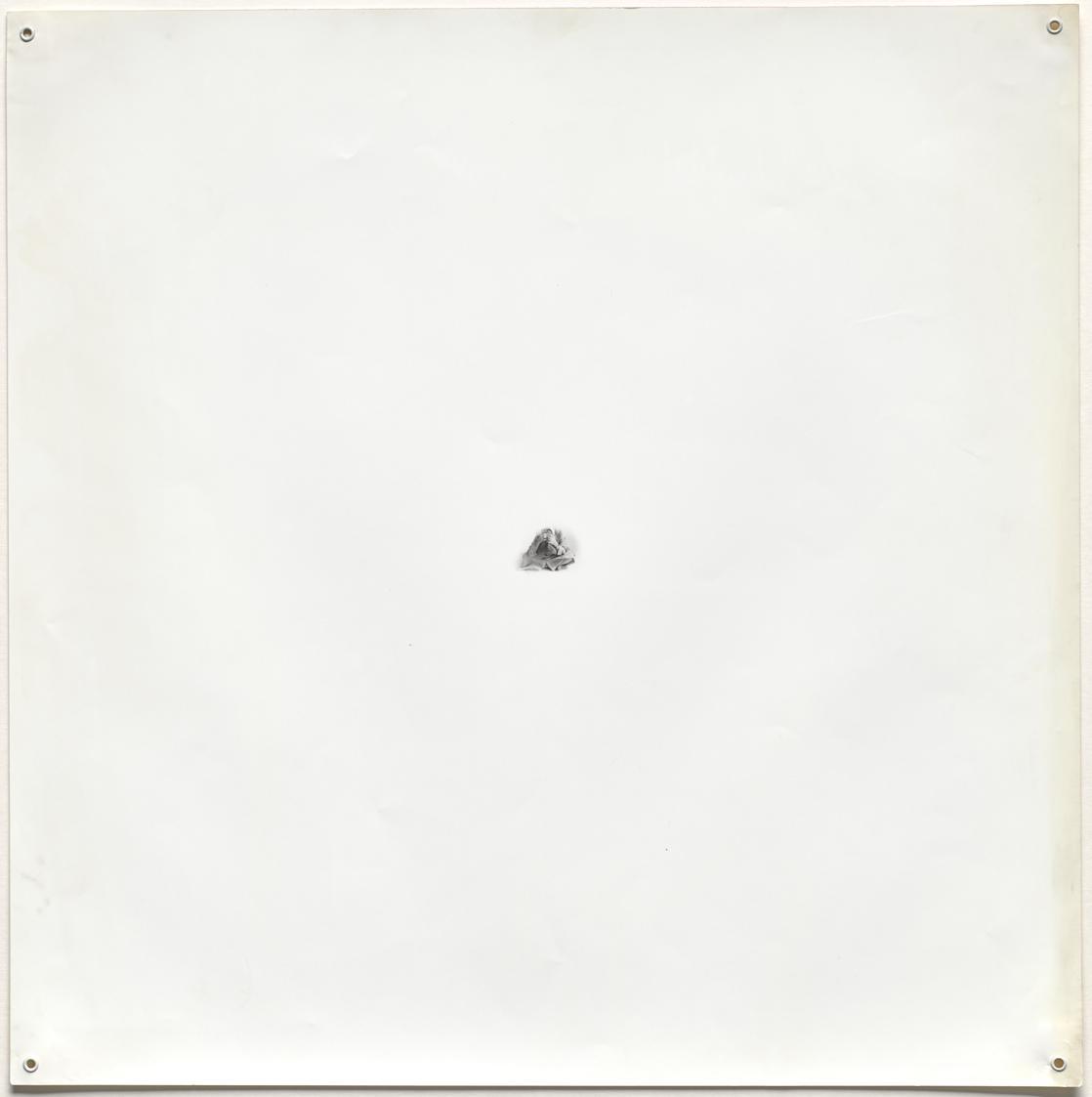 Margot Pilz, Sekundenskulpturen, 1979, Schwarzweißfotografie (mit Ösen zur Aufhängung), 51 × 50 ...