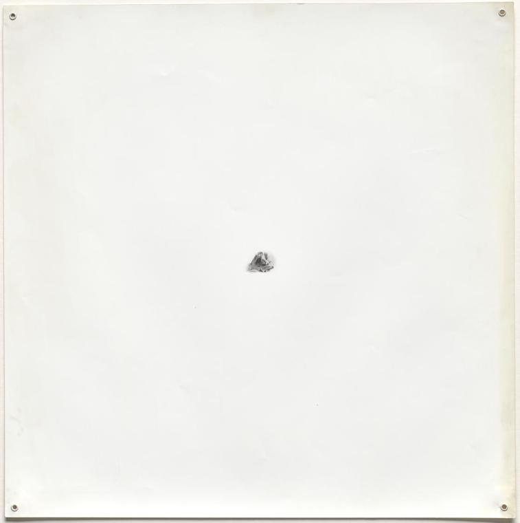 Margot Pilz, Sekundenskulpturen, 1979, Schwarzweißfotografie (mit Ösen zur Aufhängung), 51 × 50 ...