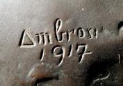 Gustinus Ambrosi, Otto Wagner, Detail: Bezeichnung, 1917, Bronze auf Marmor/ Serpentin-Postamen ...