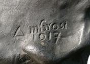 Gustinus Ambrosi, Peter Altenberg, Detail: Bezeichnung, 1917, Bronze auf Serpentin-Postament, H ...