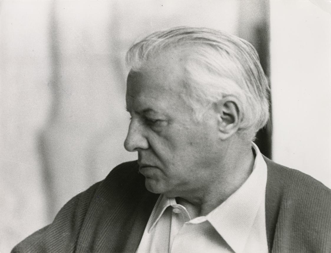 Fritz Wotruba, Porträtfoto Fritz Wotruba in seinem  Atelier in der Böcklinstraße in Wien, Frühe ...