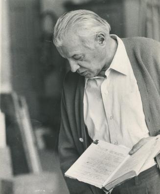 Fritz Wotruba, Fritz Wotruba im Atelier mit Notizbuch, Frühe 1970er Jahre, Schwarzweißfoto auf  ...