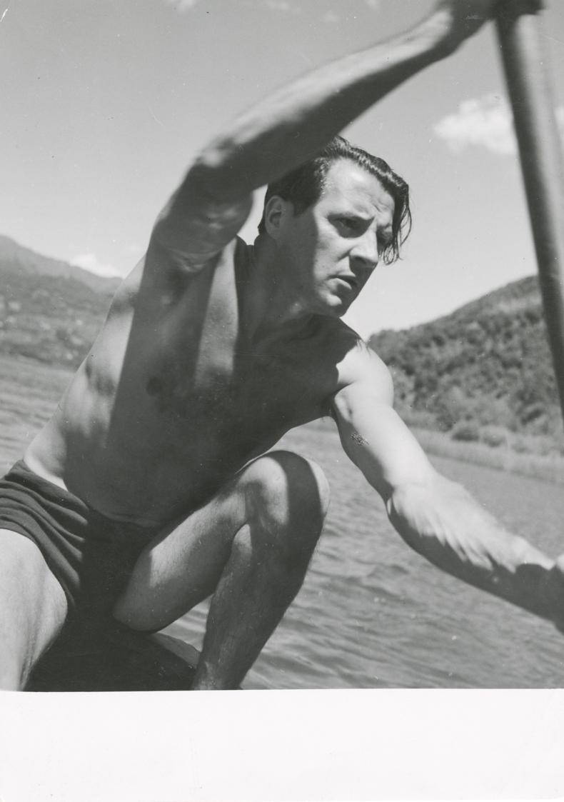 Fritz Wotruba rudernd in einem Boot auf einem See in der Schweiz