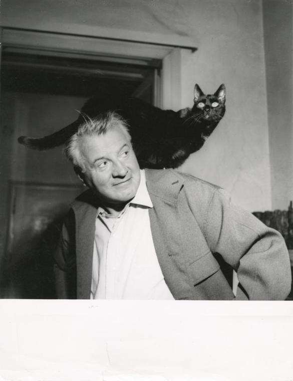 Fritz Wotruba mit seiner Katze Pussy I. in seiner Wohnung in der Seilergasse 4, 1010 Wien