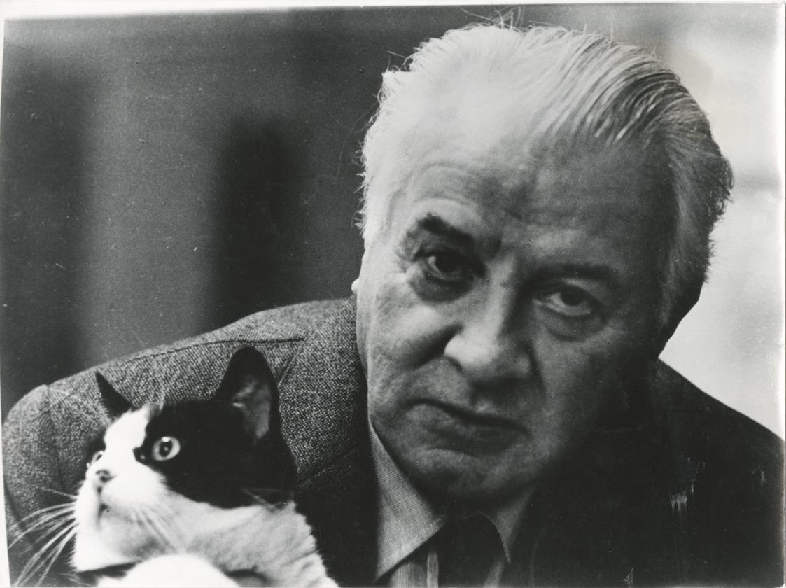 Fritz Wotruba mit seiner Katze Pussy