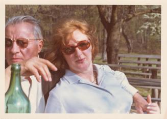 Fritz Wotruba, Fritz und Lucy Wotruba in einem Gastgarten sitzend, 1968, Farbtoto auf Fotopapie ...