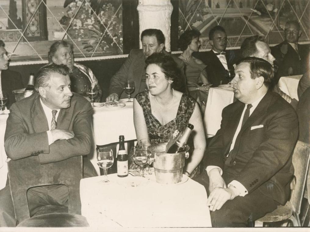 Fritz Wotruba und Architekt Karl Schwanzer mit dessen Gattin Hilde Schwanzer in einem Lokal