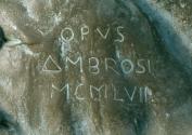 Gustinus Ambrosi, Papst Pius XII., Detail: Bezeichnung,  1957, Bronze auf Onyx/ Serpentin-Posta ...