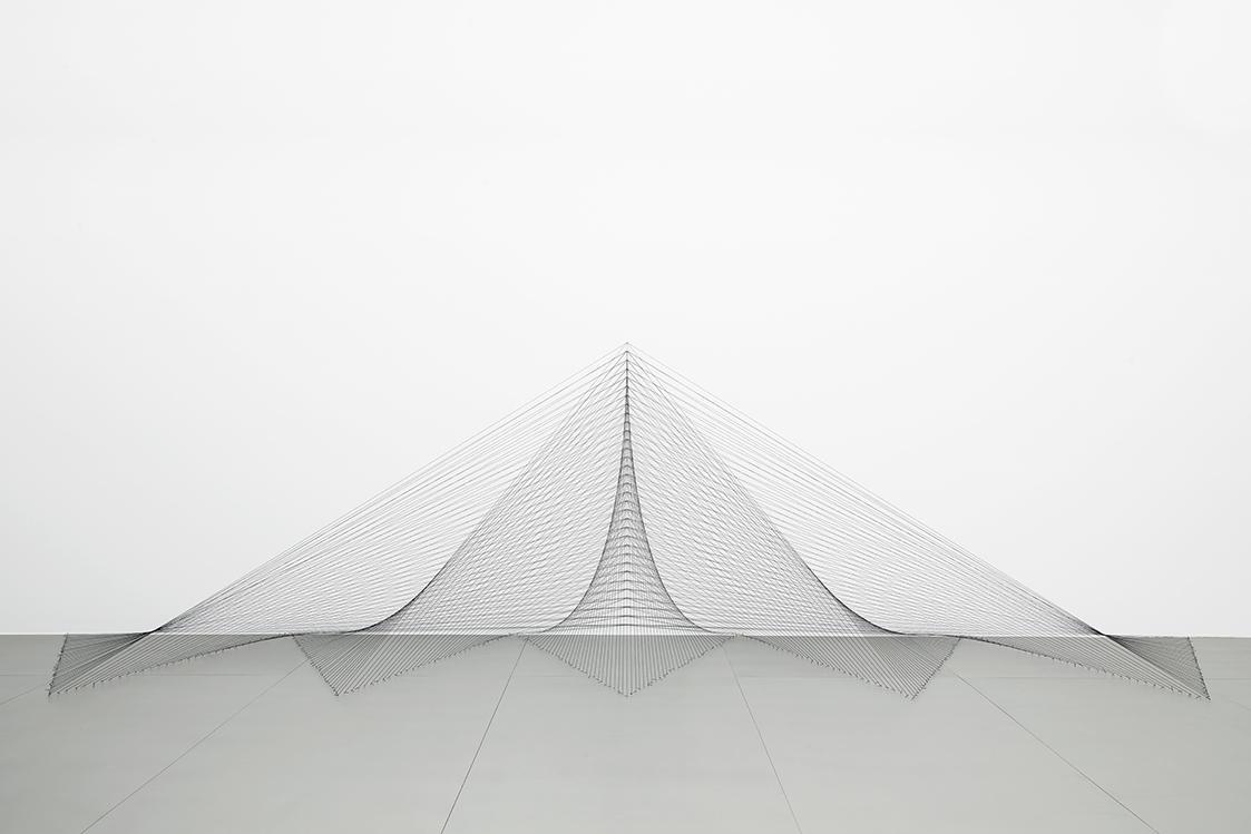 Kazuko Miyamoto, Untitled, 1979, Baumwollfäden und Nägel, 178 × 685 × 119 cm, Belvedere, Wien,  ...