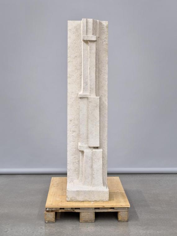 Fritz Wotruba, Relief-Figur I, 1965, Mannersdorfer Kalkstein, 178,5 × 41 × 38 cm, 300 kg, Belve ...