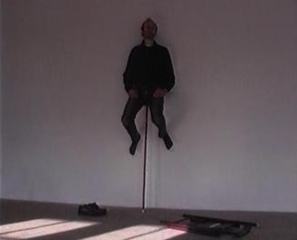 Erwin Wurm, One Minute Sculptures, 1997/2000, Video geloopt, Belvedere, Wien, Inv.-Nr. 11477