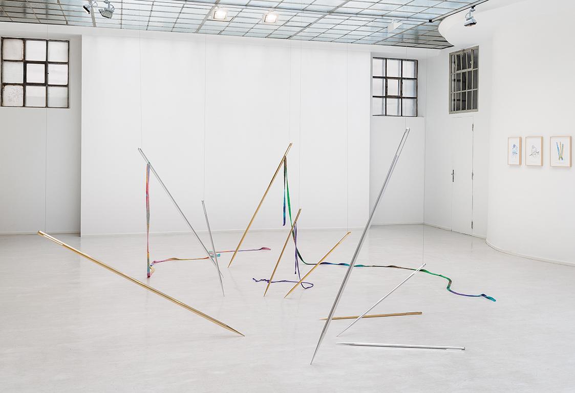 Katrina Daschner, Amazon Needles, 2024, Vergoldetes Messing, verchromtes Aluminium, Garn, Court ...