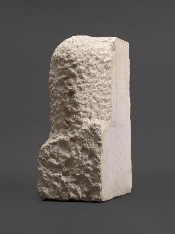 Fritz Wotruba, Kopf, unvollendet, um 1954, Untersberger Marmor, 44 × 18,5 × 26 cm, 52 kg, Belve ...