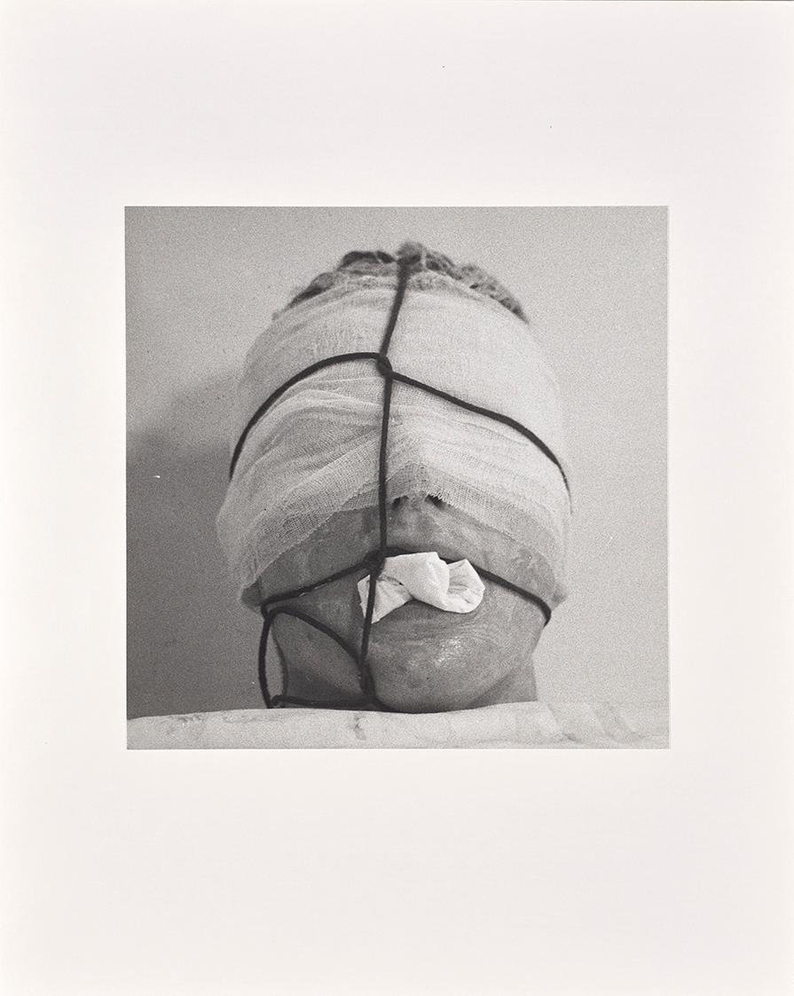 Rudolf Schwarzkogler, 4. Aktion, 1965, Fotografie, 33,9 × 33,9 cm, Belvedere, Wien, Inv.-Nr. 88 ...