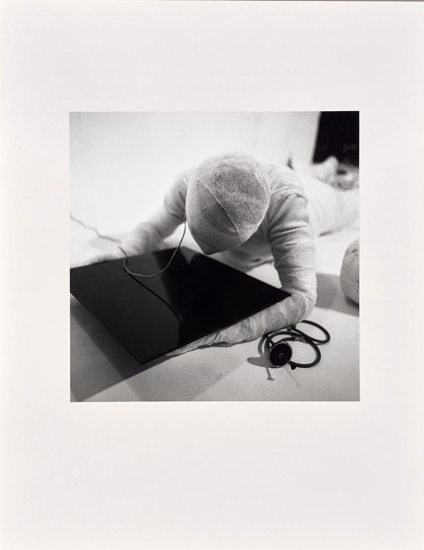 Rudolf Schwarzkogler, 6. Aktion, 1966, Fotografie, 33,7 × 33,7 cm, Belvedere, Wien, Inv.-Nr. 88 ...