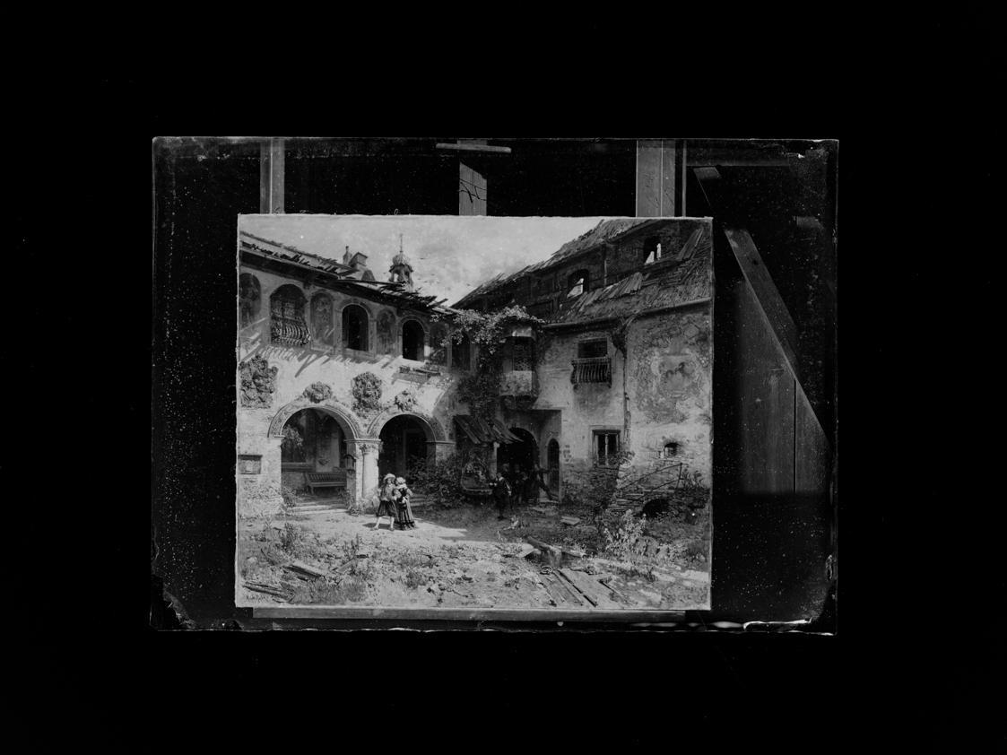 Josef Löwy – k. u. k. Hof-Photograph, Kunst- und Verlags-Anstalt, Hof der Fürstenburg in Burgei ...