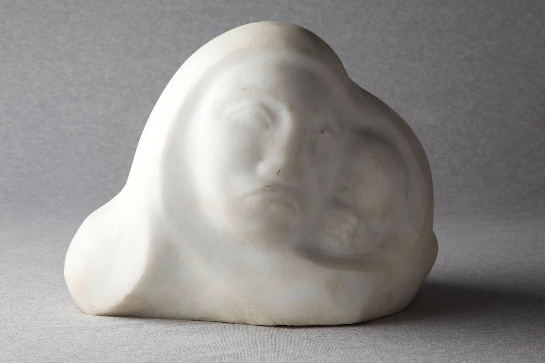 Franz Blum, Mutter und Kind, 1935-1936, weißer Marmor, H: 22,5 cm