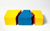 Roland Goeschl, Ziegelstein, undatiert, Ziegelstein, farbig gefasst, 3-teilig, 6,5 × 25 × 12 cm ...