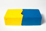 Roland Goeschl, Ziegelstein, undatiert, Ziegelstein farbig gefasst, 2-teilig, 6,5 × 25 × 12 cm, ...