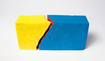 Roland Goeschl, Ziegelstein, undatiert, Ziegelstein farbig gefasst, 2-teilig, 6,5 × 25 × 12 cm, ...