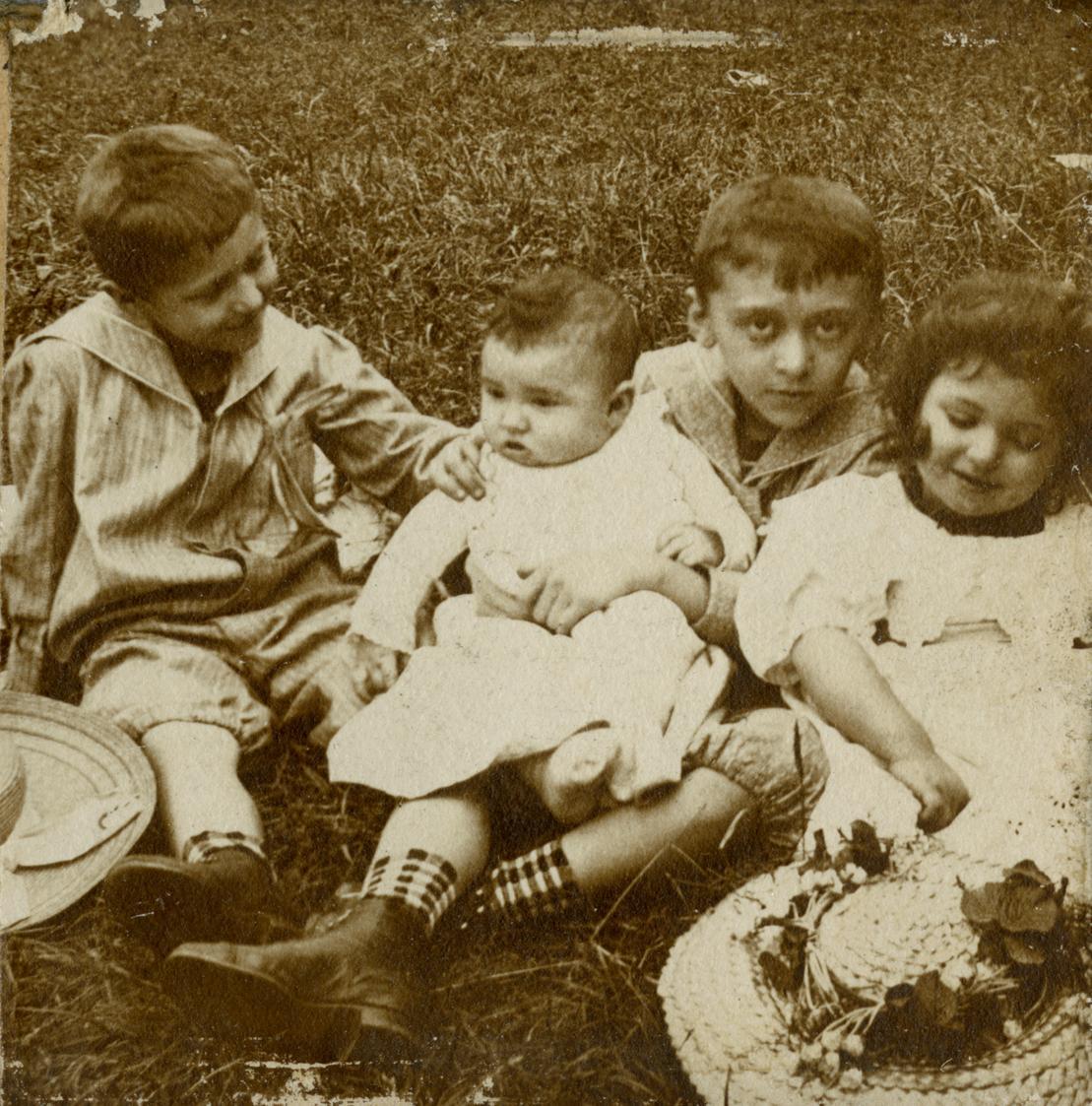 Georg Klimt, Unbekannter Fotograf, Rudolf, Gustav, Julius und Eleonore Zimpel, um 1905, Silberg ...