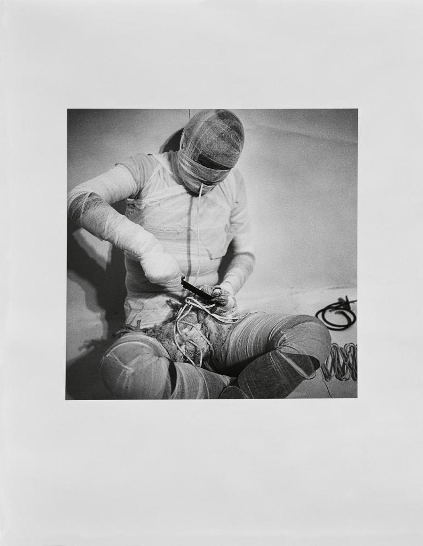 Rudolf Schwarzkogler, 6. Aktion, 1966, Fotografie, 34,1 × 34,1 cm, Belvedere, Wien, Inv.-Nr. 88 ...