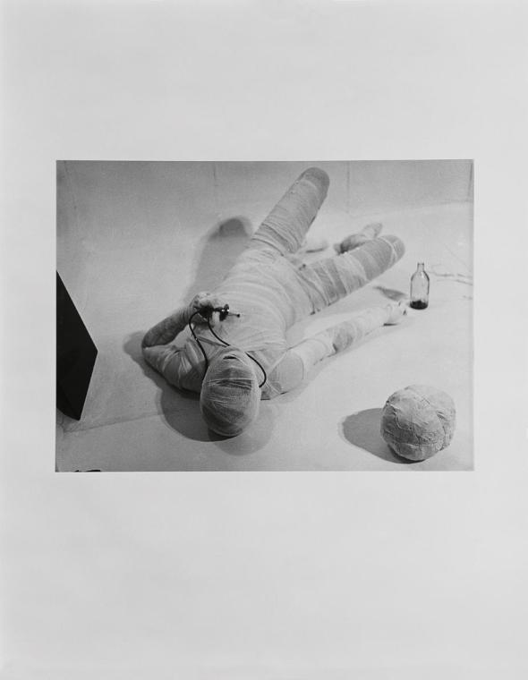 Rudolf Schwarzkogler, 6. Aktion, 1966, Fotografie, 29,3 × 39,3 cm, Belvedere, Wien, Inv.-Nr. 88 ...