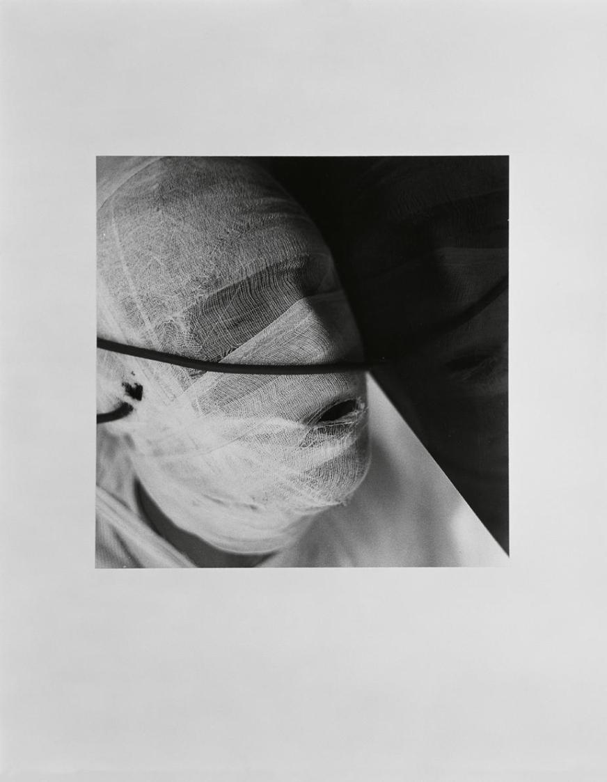 Rudolf Schwarzkogler, 6. Aktion, 1966, Fotografie, 33,8 × 33,8 cm, Belvedere, Wien, Inv.-Nr. 88 ...