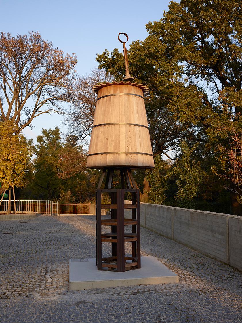 Clegg & Guttmann, Humiliation, 2012, Stahl, Holz, 520 × 140 × 140 cm, Dauerleihgabe Georg Kargl ...