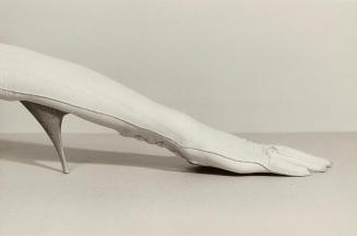 Birgit Jürgenssen, Schuh I, 1977, S/W Fotografie, 24,4 × 30 cm, Leihgabe der Österreichischen L ...