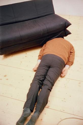 Erwin Wurm, one minute sculpture, 1997/2005, C-Print, 45 × 30 cm, Belvedere, Wien, Inv.-Nr. 114 ...