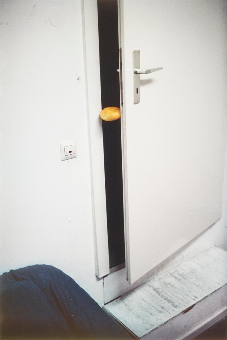 Erwin Wurm, one minute sculpture, 1997/2005, C-Print, 45 × 30 cm, Belvedere, Wien, Inv.-Nr. 114 ...