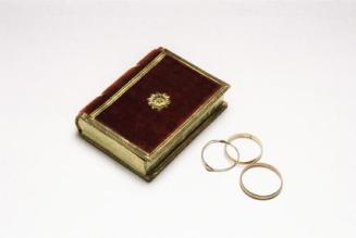 Aus dem Besitz des Johann Peter Krafft, Kassette in Form eines Buches mit Eheringen und Ohrring ...