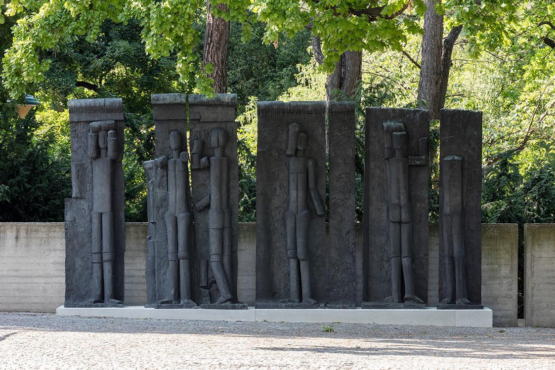 Fritz Wotruba, Figurenrelief, 1958, Bronze, gesamt: 295 × 537 cm, Leihgabe des Museums moderner ...