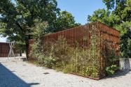 Lois Weinberger, Wild Cube, 2011, Ruderaleinfriedung aus Eisen, Spontanvegetation, 400 × 500 ×  ...