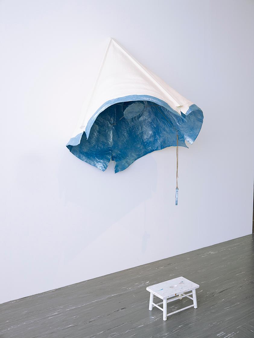 Misha Stroj, The Sky that is the face that is, 2006, Gips, Holz, Hocker, Kordel, Objekt: 170 ×  ...