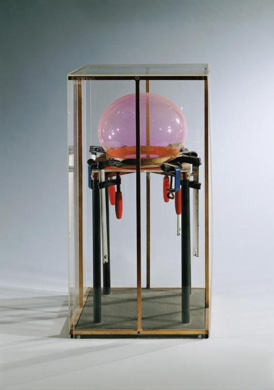 Cornelius Kolig, Ohne Titel, 1972, Plexiglas, flouriszierendes Rot, Holz, Schraubzwingen, 65 x  ...