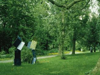 Robert Kabas, Zwei Figuren, 1998, Eisen, bemalt, H: 280 cm, Belvedere, Wien, Inv.-Nr. 9520a